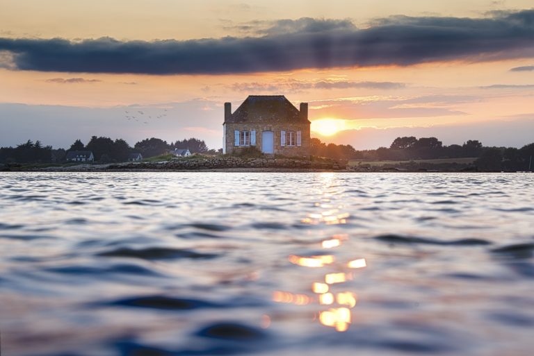 Coucher de soleil sur Saint-Cado et la maison aux volets bleus à Belz